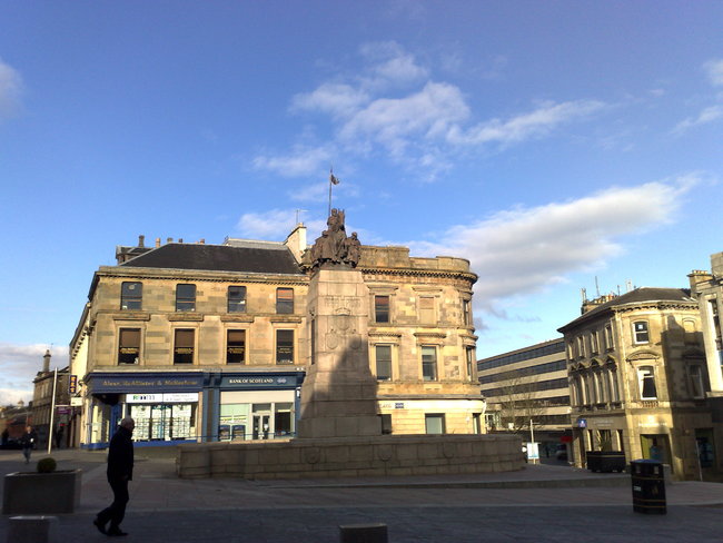 On peut voir le centre de Paisley sous le Soleil